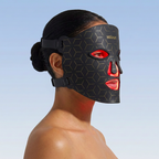 skira LED-ansiktsmask i svart, buren med rött ljus